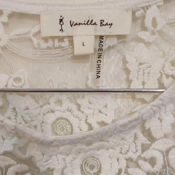 SLIGHTLY USED VANILLA BAY GRAY AND WHITE FLORAL EMBROIDERY SIZE L - Picture 4 of 10